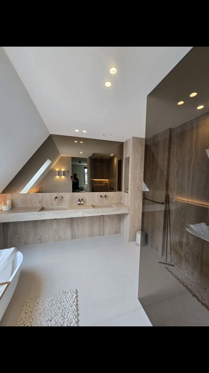 Badkamer met een dubbele maatwerk wastafel van 280 cm en doorlopende tegelpatronen