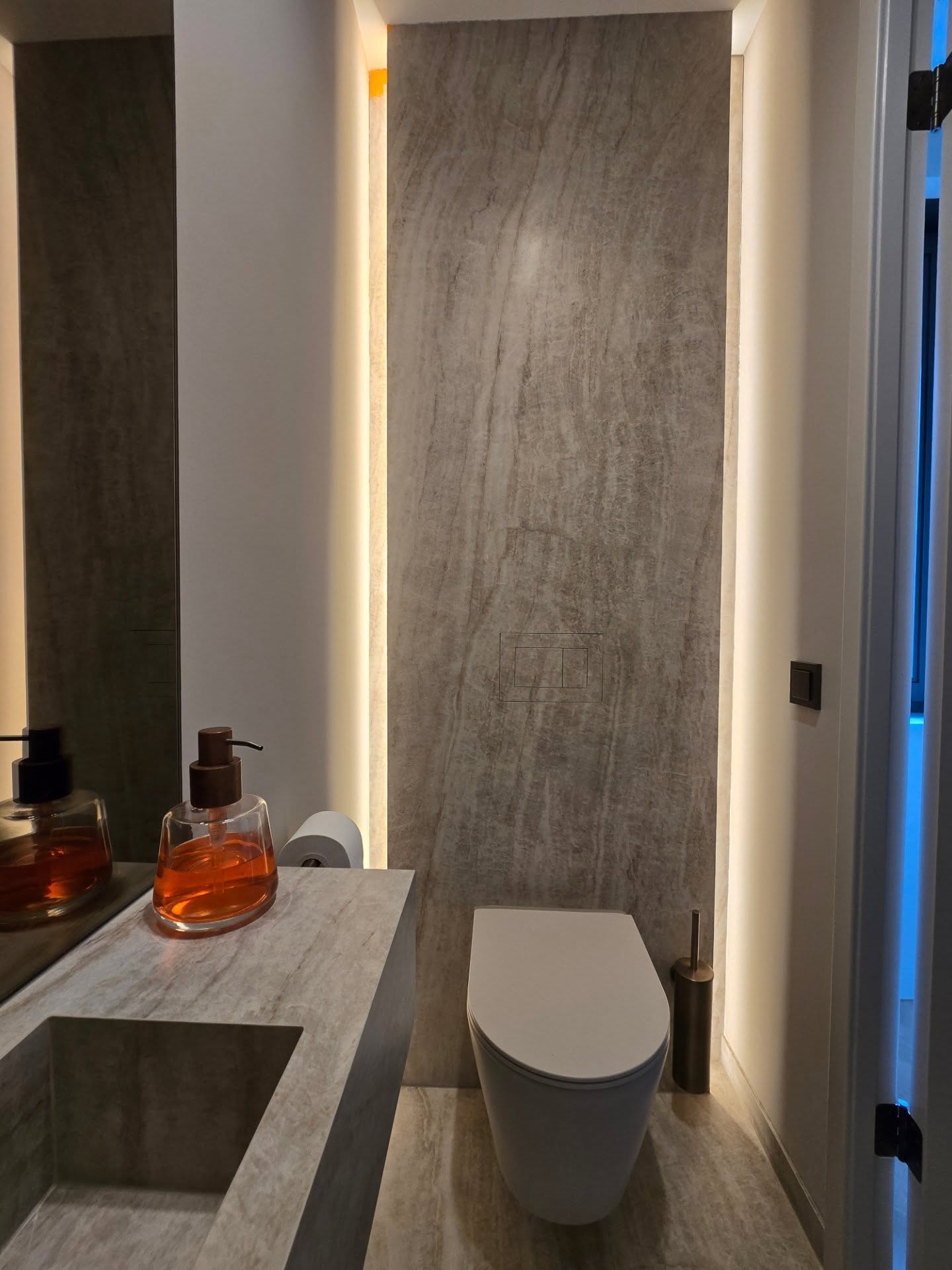 Taj Mahal-toilet met warme verlichting en bijpassende maatwerk fontein